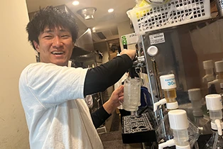 ドリンクを準備する男性ホールスタッフ